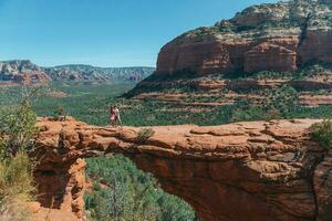 Voyage dans les diables pont piste, scénique vue panoramique paysage dans sedona, Arizona, Etats-Unis. content couple sur le célèbre Piste dans Sedona photo