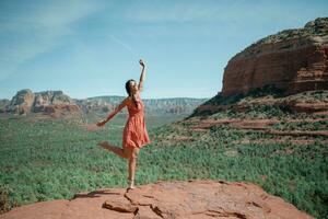 Voyage dans les diables pont piste, scénique vue panoramique paysage dans sedona, Arizona, Etats-Unis. content Jeune femme sur le célèbre Piste dans Sedona photo