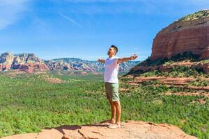 Voyage dans les diables pont piste, scénique vue panoramique paysage dans sedona, Arizona, Etats-Unis. content Jeune homme sur le célèbre Piste dans Sedona photo