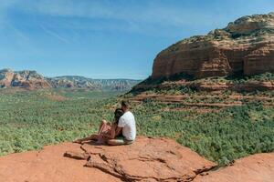 Voyage dans les diables pont piste, scénique vue panoramique paysage dans sedona, Arizona, Etats-Unis. content couple sur le célèbre Piste dans Sedona photo