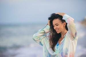 portrait de Jeune content femme sur le plage photo