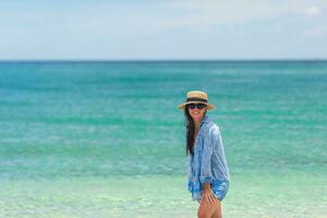 belle jeune femme en vacances à la plage dans les caraïbes photo