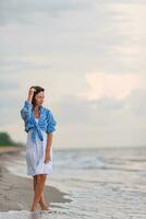 content femme sur le plage vacances photo