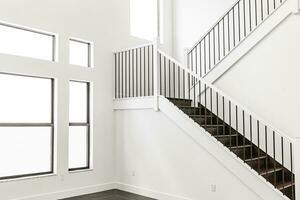 moderne blanc en bois escalier dans Nouveau maison intérieur avec gros les fenêtres photo