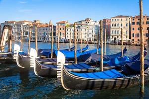 Venise, détail des gondoles photo