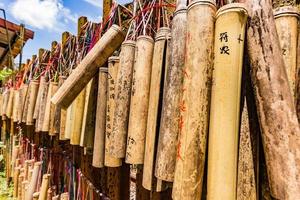 pingxi, taiwan, 30 avril 2017 - tubes de bambou pour souhaiter à pingxi old street photo