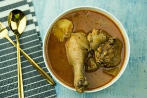 massaman curry avec poulet, poulet curry cuit dans noix de coco Lait avec curry pâte épices et patates. photo