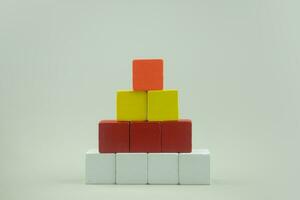 coloré cubes bois cube arrangé dans pyramide forme photo