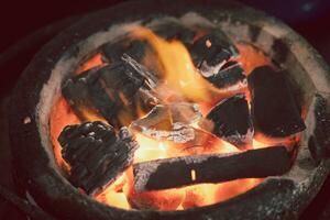 Feu charbon dans le le fourneau pour cuisine nourriture ou barbecue. photo