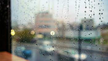 pluie laissez tomber sur fenêtre verre de café magasin et floue ville la vie Contexte photo