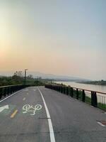 au bord de la rivière route sur crépuscule ciel Contexte photo