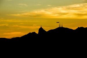 silhouette du christ rédempteur avec un beau coucher de soleil photo