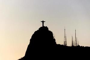 silhouette de la statue du christ rédempteur à rio de janeiro, brésil photo