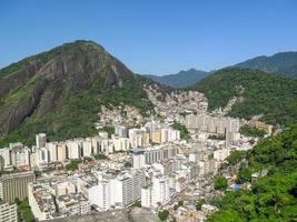 quartier de copacabana vu depuis le sommet de l'agulhinha inhanga à rio de janeiro, brésil photo