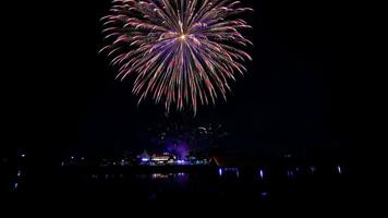 feux d'artifice au-dessus du temple dans le ciel sombre photo