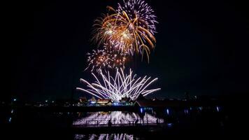 feux d'artifice au-dessus du temple dans le ciel sombre photo