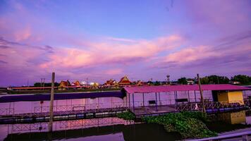 magnifique le coucher du soleil plus de le temple photo