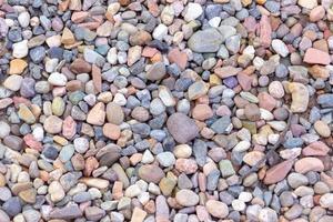 pierres colorées avec un morceau de brindille à rio de janeiro