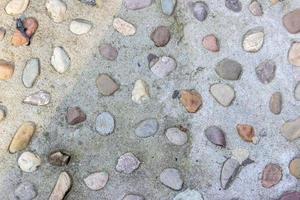 pierres lapidées sur un mur gris photo