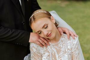 mariage couple - la mariée et jeune marié. magnifique mariage couple dans parc. content mariage, la mariée et jeune marié ensemble photo