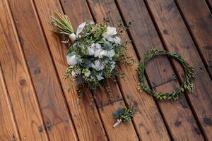 rustique mariage bouquet avec crémeux des roses et blanc oeillets sur le en bois sol. fermer. côté vue photo