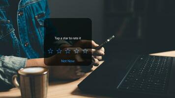 une homme d'affaire en utilisant application sur téléphone intelligent le virtuel écran à donner la satisfaction dans note.de.service étoile très client.impressionné un service et la satisfaction concept. photo