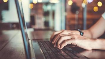 une femme utilise des appareils technologiques smartphone et ordinateur portable pour travailler ou étudier se connecter à une entreprise de communication photo