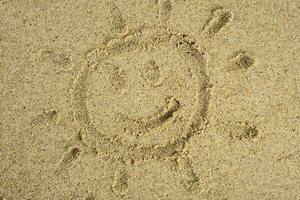 le sable texture avec sourire Soleil tiré photo