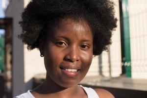 portrait d'une femme afro-américaine heureuse dans la rue en été photo