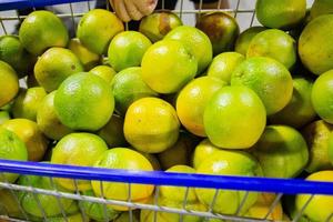 Oranges dans un chariot de supermarché à Rio de Janeiro photo