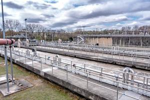 usine de traitement des eaux usées par une journée ensoleillée photo