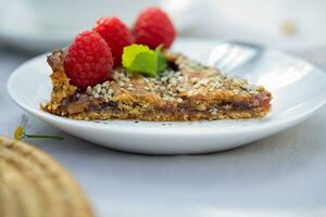 une pièce de tarte avec framboises sur il photo