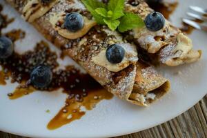 une assiette surmonté avec crêpes et myrtilles photo