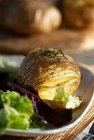 cuit veste patates avec plonger, mixte vert salade feuilles et chanvre pétrole photo