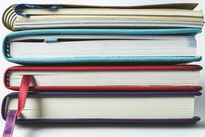 Close up pile de livres sur fond blanc photo