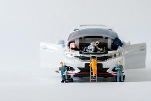 voiture de réparation miniature. service de réparation et d'entretien de voitures d'entreprise photo