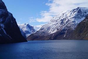 avec un bateau de croisière à travers le ardalsfjord photo