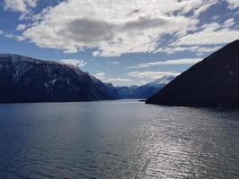 avec un bateau de croisière à travers le ardalsfjord photo