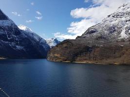 avec un bateau de croisière à travers le ardalsfjord photo