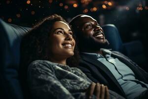 femme câlins avec homme tandis que en train de regarder une film. photo