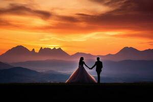 une couple en portant mains à le coucher du soleil sur leur mariage journée photo