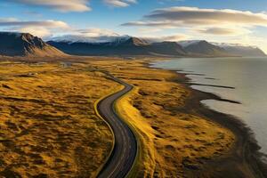 une scénique enroulement route près une magnifique corps de l'eau photo