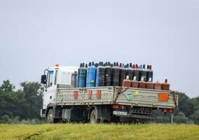 transport de dangereux marchandises. cylindres avec propane et oxygène dans le camion. photo