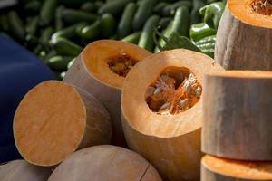 Gros plan sur les citrouilles coupées sur le marché à Madrid, Espagne photo