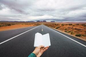 Etats-Unis, Utah, main en portant Vide carnet plus de route à monument vallée photo