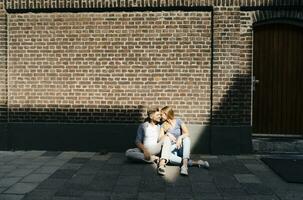 Pays-Bas, maastricht, Jeune couple ayant une Pause dans le ville séance sur trottoir photo