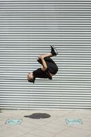 homme exercice Parkour la discipline dans le ville photo