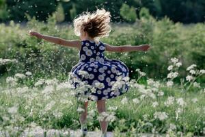 peu fille en jouant avec des graines de Blowball dans la nature photo