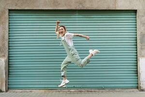 content Jeune femme sauter pour joie dans le ville photo