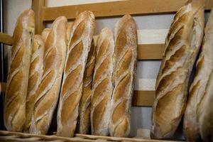 pain de campagne authentique dans une boulangerie française photo